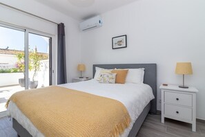2 bedrooms, iron/ironing board, WiFi, bed sheets - Casa Ferrolho , walk to beach and Carvoeiro centre (Carvoeiro)