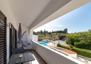 Outdoor dining - Casa Ferrolho , walk to beach and Carvoeiro centre (Carvoeiro)