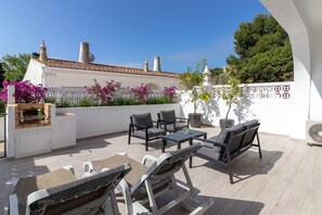Terrace/patio - Casa Ferrolho , walk to beach and Carvoeiro centre (Carvoeiro)