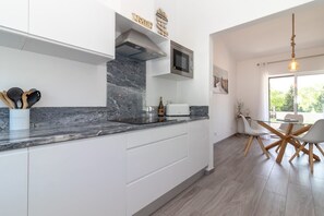 ثلاجة، ميكروويف، فرن، موقد طهي مسطح