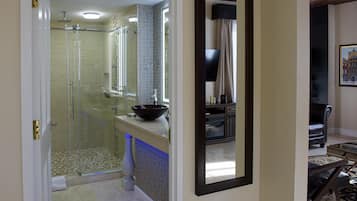 Pengering rambut dan handuk