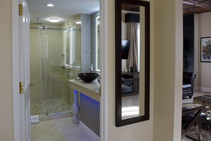 Hair dryer, towels - Americus Hotel, Unscripted by Hyatt (Allentown)