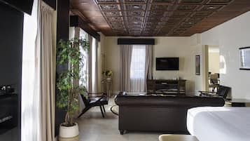 Caja de seguridad en la habitación y escritorio