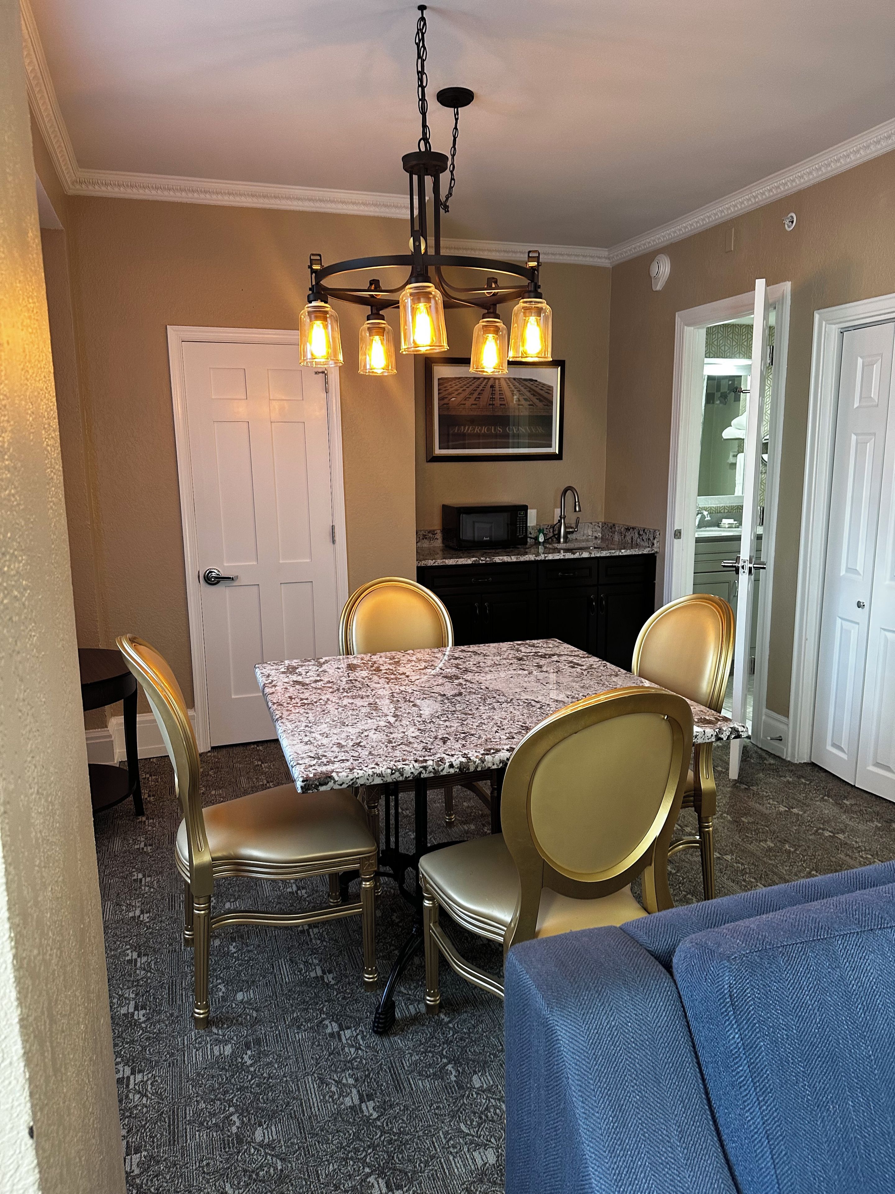 Un'area pranzo con tavolo, sedie e un lampadario.