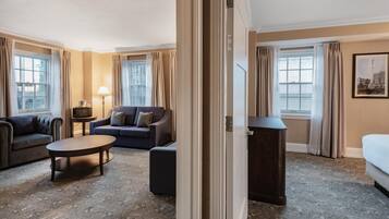 Caja de seguridad en la habitación y escritorio