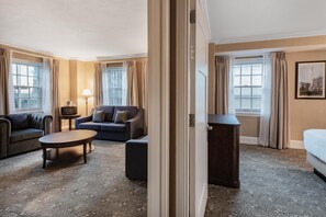 In-room safe, desk, laptop workspace, blackout drapes - Americus Hotel, Unscripted by Hyatt (Allentown)