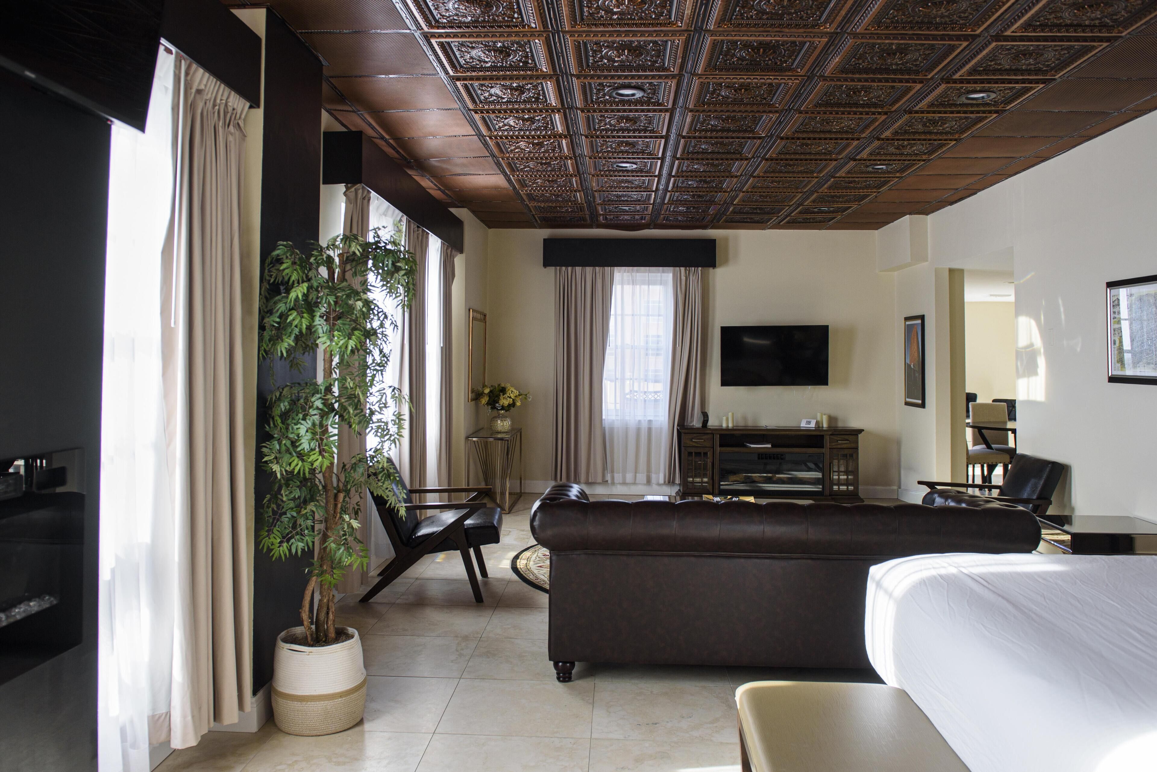 Brankas, meja kerja, ruang kerja ramah laptop, dan tirai kedap cahaya