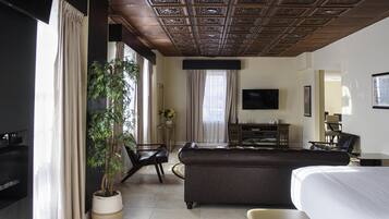 Brankas, meja kerja, ruang kerja ramah laptop, dan tirai kedap cahaya