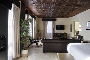 In-room safe, desk, laptop workspace, blackout curtains - Americus Hotel, Unscripted by Hyatt (Allentown)