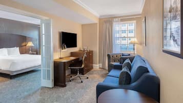 Suite, 1 kamar tidur (1 King Bed) | Brankas, meja kerja, ruang kerja ramah laptop, dan tirai kedap cahaya