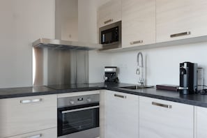 Frigorífico, microondas, horno y placa de cocina