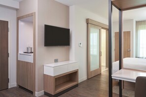 Muebles diferentes, escritorio y espacio para trabajar con laptop 