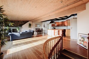 Exclusive-Apartment | Wohnbereich | Flachbildfernseher