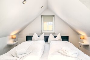 5 bedrooms, WiFi, bed sheets