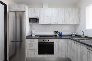 Frigorífico, microondas, horno y lavavajillas