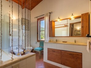 Ensemble douche/baignoire, sèche-cheveux, bidet, serviettes fournies