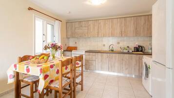 Coffee/tea maker, fridge, oven, toaster