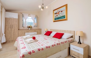 2 bedrooms, iron/ironing board, Internet, bed sheets