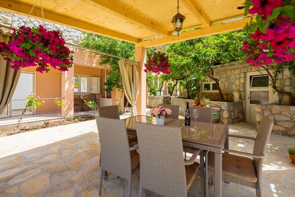 Outdoor dining - Apartments Dorota, (16437), Trogir, hr (Trogir)