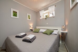 1 bedroom, iron/ironing board, Internet, bed sheets