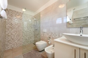 Shower - Apartments Dorota, (16437), Trogir, hr (Trogir)