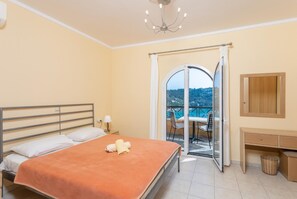 3 chambres, fer et planche Ă repasser, lit parapluie, draps fournis