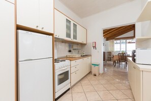 Fridge, microwave, oven, coffee/tea maker