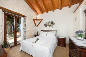 1 bedroom, iron/ironing board, travel cot, WiFi - Villa Gallini - One Bedroom Villa, Sleeps 2 (Paxi)