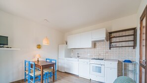 Kylskåp, mikrovågsugn, ugn och diskmaskin