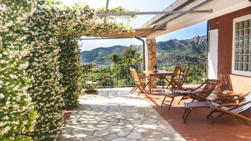 Lo Scoglio nice small villa with Amazing view