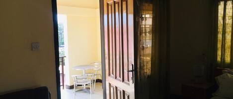 1 habitación, escritorio, tabla de planchar con plancha y wifi