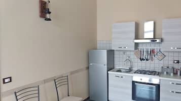 Placa de cocina, hervidor eléctrico y utensilios de cocina