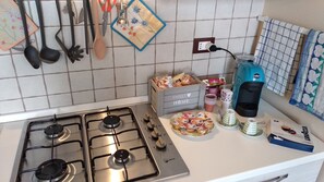 炉灶、电热水壶、厨具/餐具
