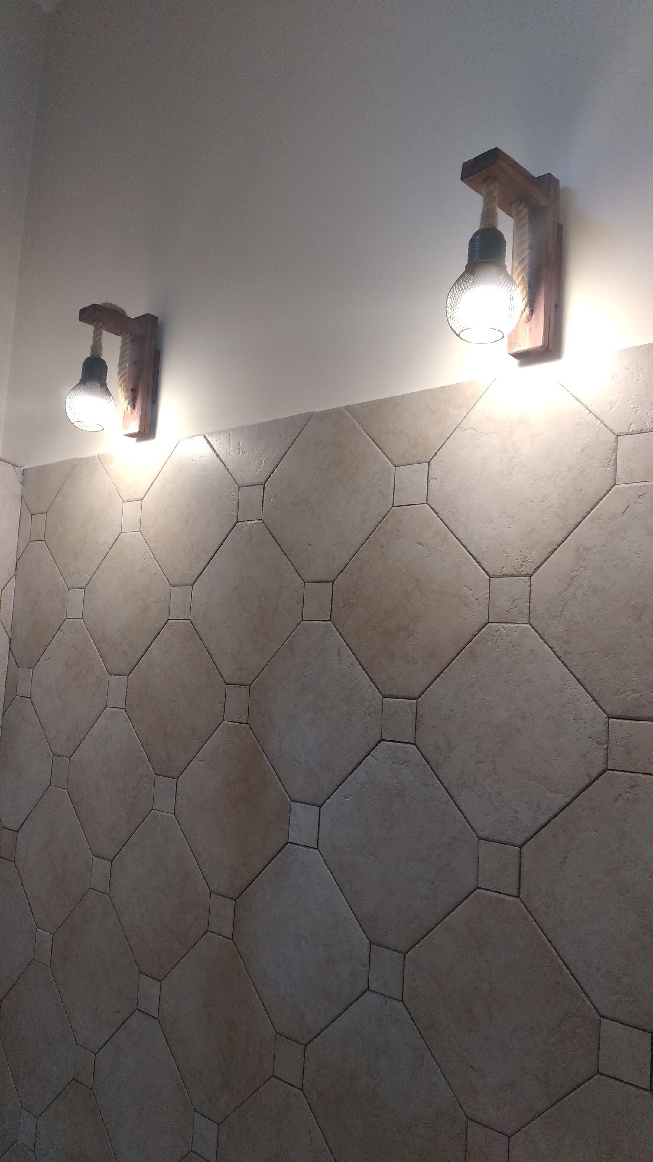 Deluxe kamer | Badkamer | Een douche, badjassen, handdoeken