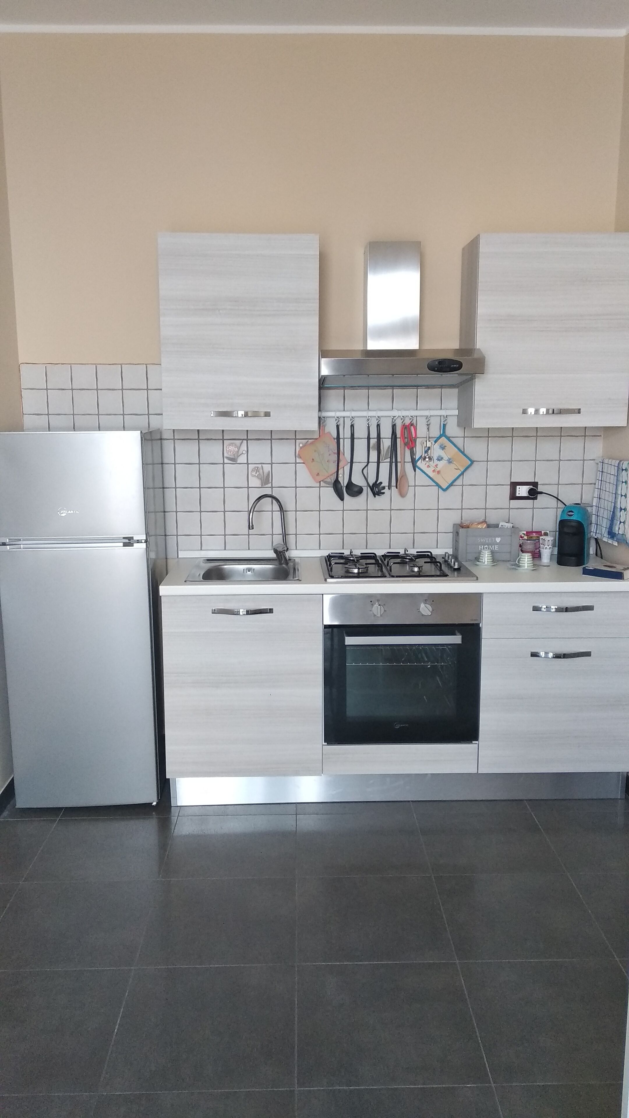 Piano cottura, bollitore elettrico, pentole/stoviglie/utensili