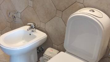 Deluxe Room | Bathroom | Shower, bathrobes, bidet, towels