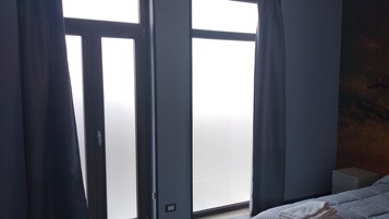 Habitación Deluxe | Decoración individual, cortinas opacas, tabla de planchar con plancha