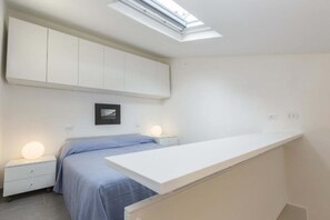 1 slaapkamer, een strijkplank/strijkijzer