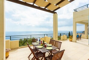 Outdoor dining - Villa Georgios - Five Bedroom Villa, Sleeps 10 (Nisaki)