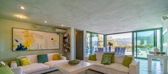 Prestigious private villa sleeping 12 located in a panoramic position with private access to the sea