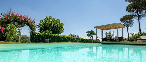 Piscine extérieure (ouverte en saison), parasols de plage