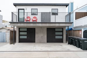 Exterior - Modern living, steps to the beach + bay (Newport Beach)