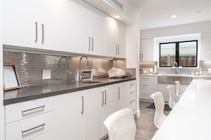 Fridge, microwave, oven, stovetop - Modern living, steps to the beach + bay (Newport Beach)