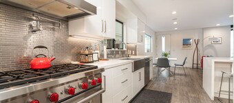 Modern living, steps to the beach + bay