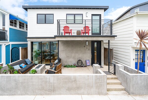 Terrace/patio - Modern living, steps to the beach + bay (Newport Beach)