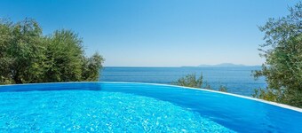 Villa Petros - Three Bedroom Villa, Sleeps 7