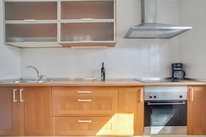 Frigorífico, microondas, horno y placa de cocina