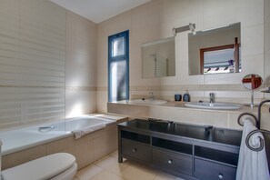 Badewanne, Haartrockner, Handtücher