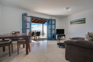 TV - Holiday Home “Villa Alegranza” with Private Pool, Wi-Fi, A/C, Garden & Terrace (Playa Blanca)