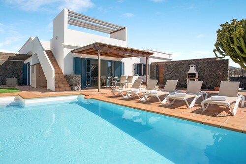 Holiday Home “Villa Alegranza” with Private Pool, Wi-Fi, A/C, Garden & Terrace